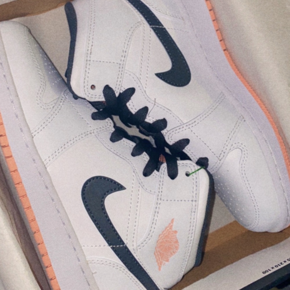 Jordan 1s in arctic orange, going for $165+ on other sites. Worn once No creases